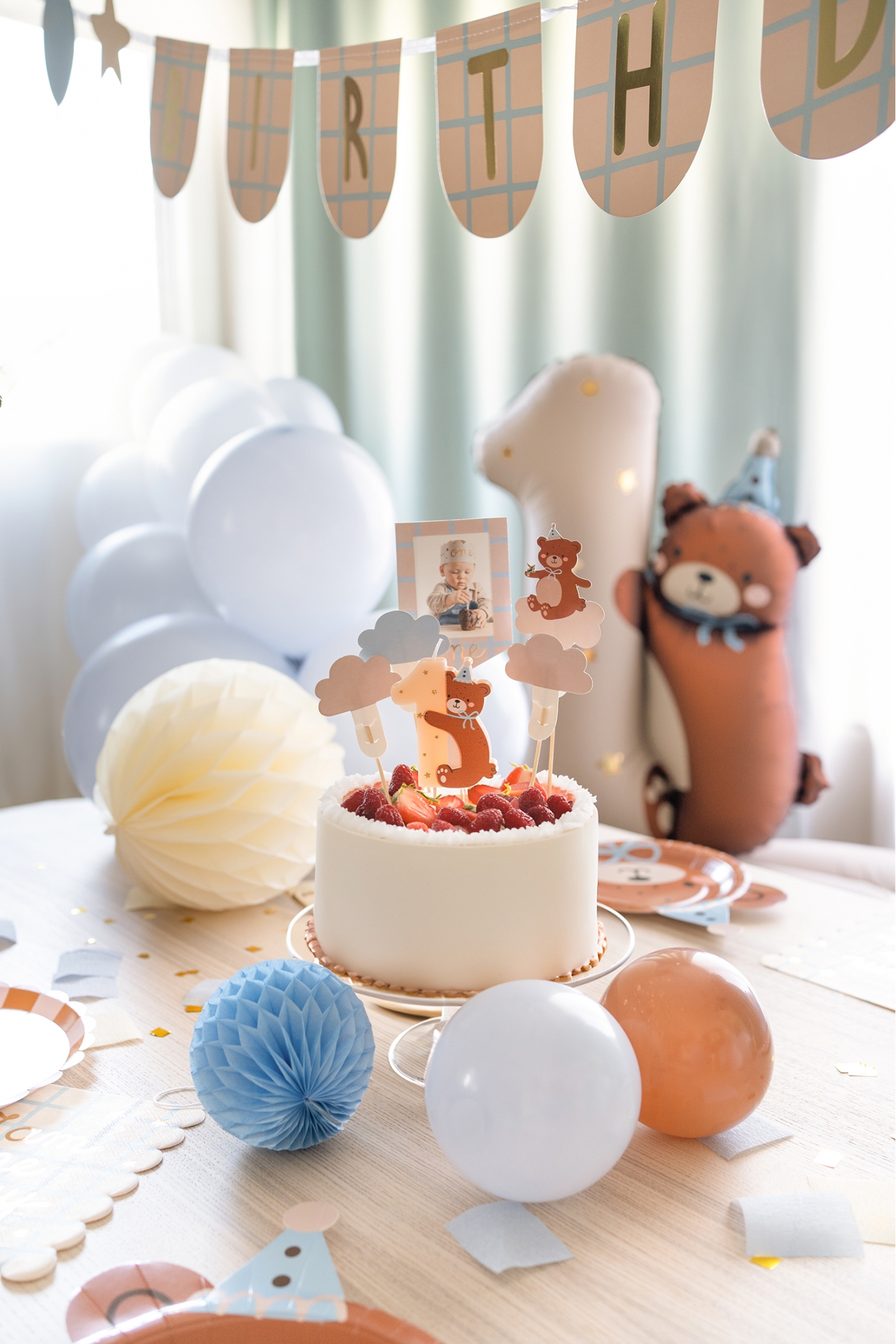 Birthday candle Number 1 with a bear