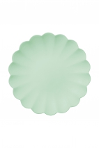 Plastic plates with a frill