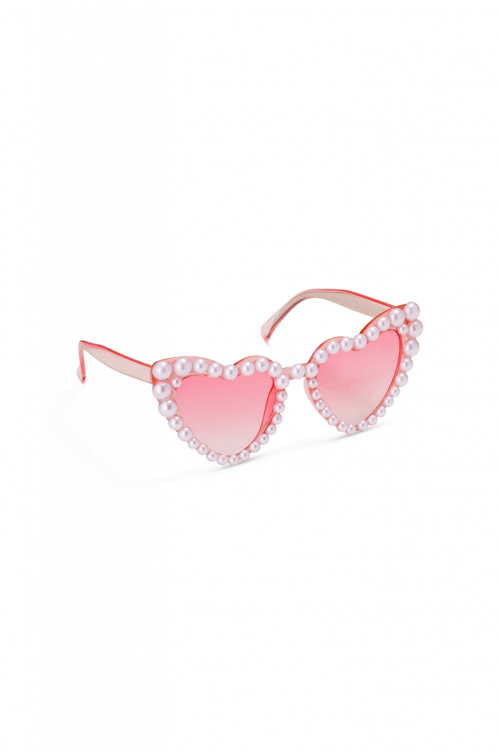 Heart-shaped glasses with pearls