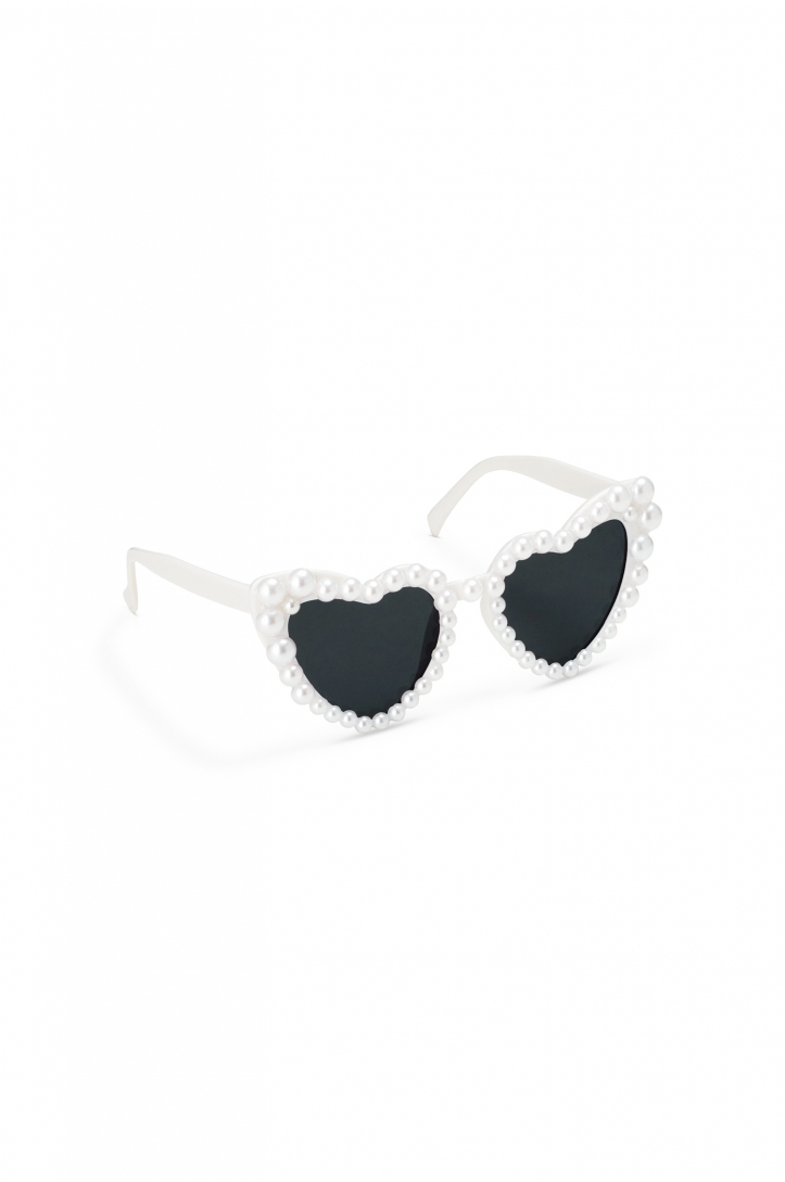 Heart-shaped glasses with pearls