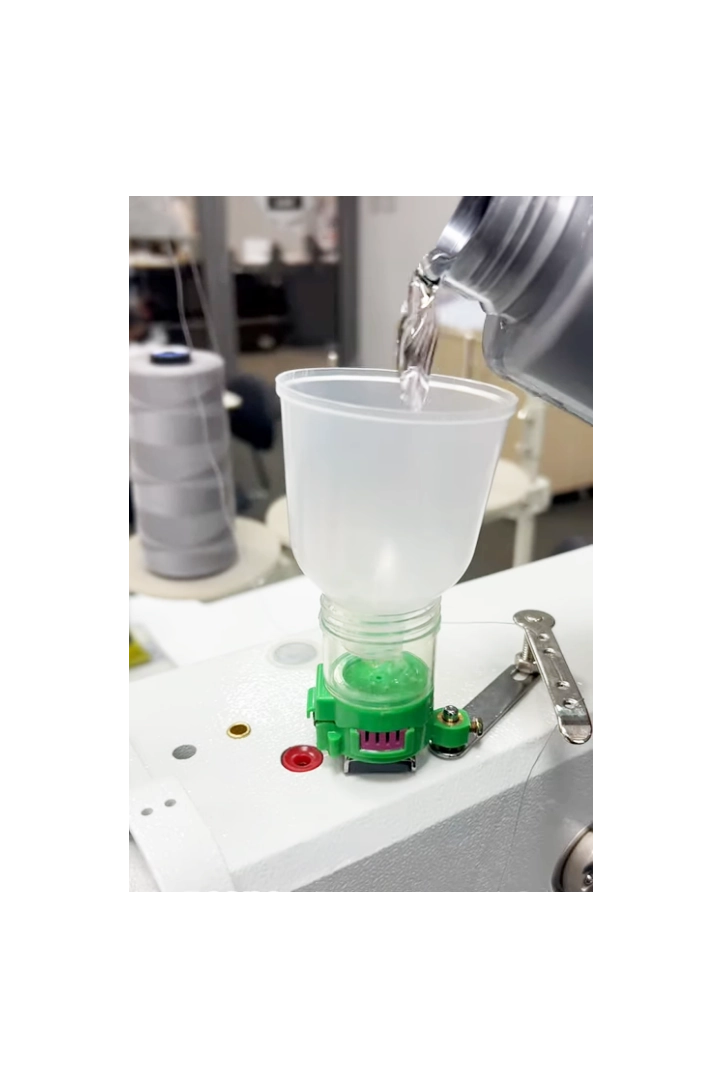Thread lubricating box