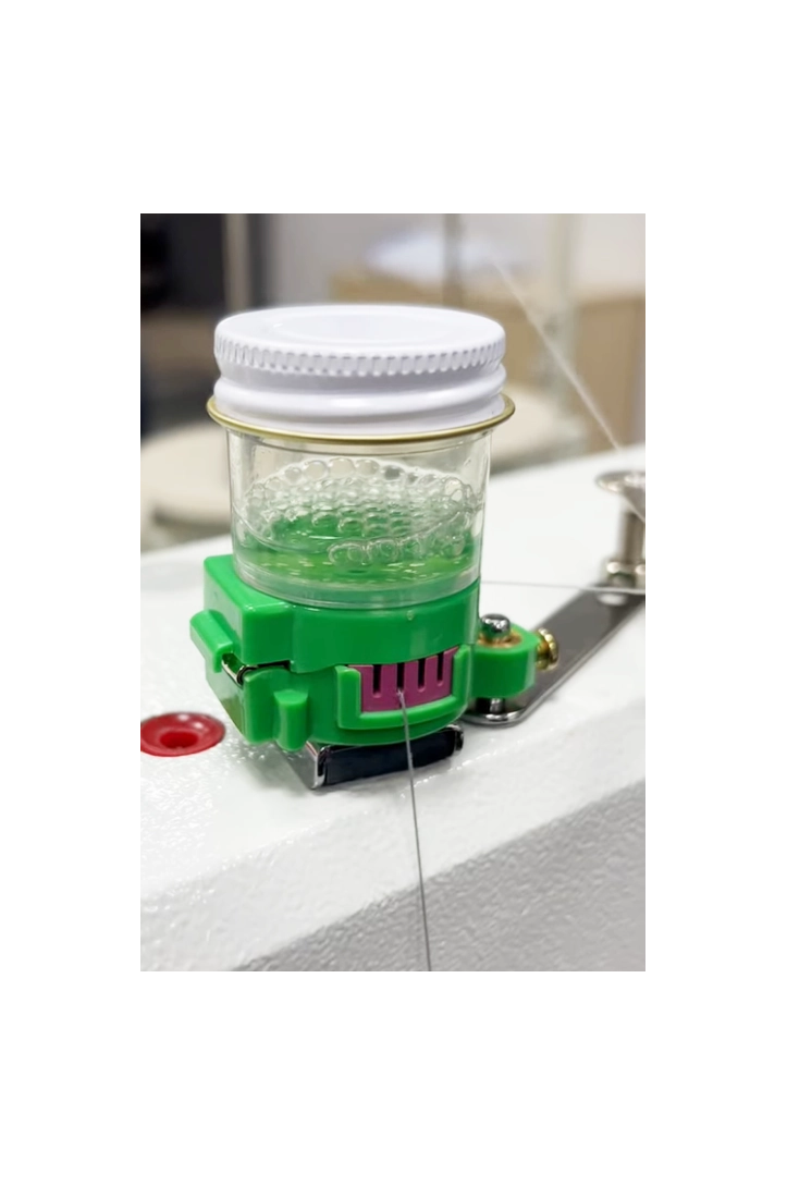 Thread lubricating box