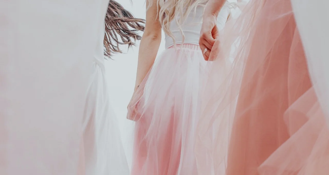 Czym jest tiul i jakie ma zastosowanie w branży ślubnej?