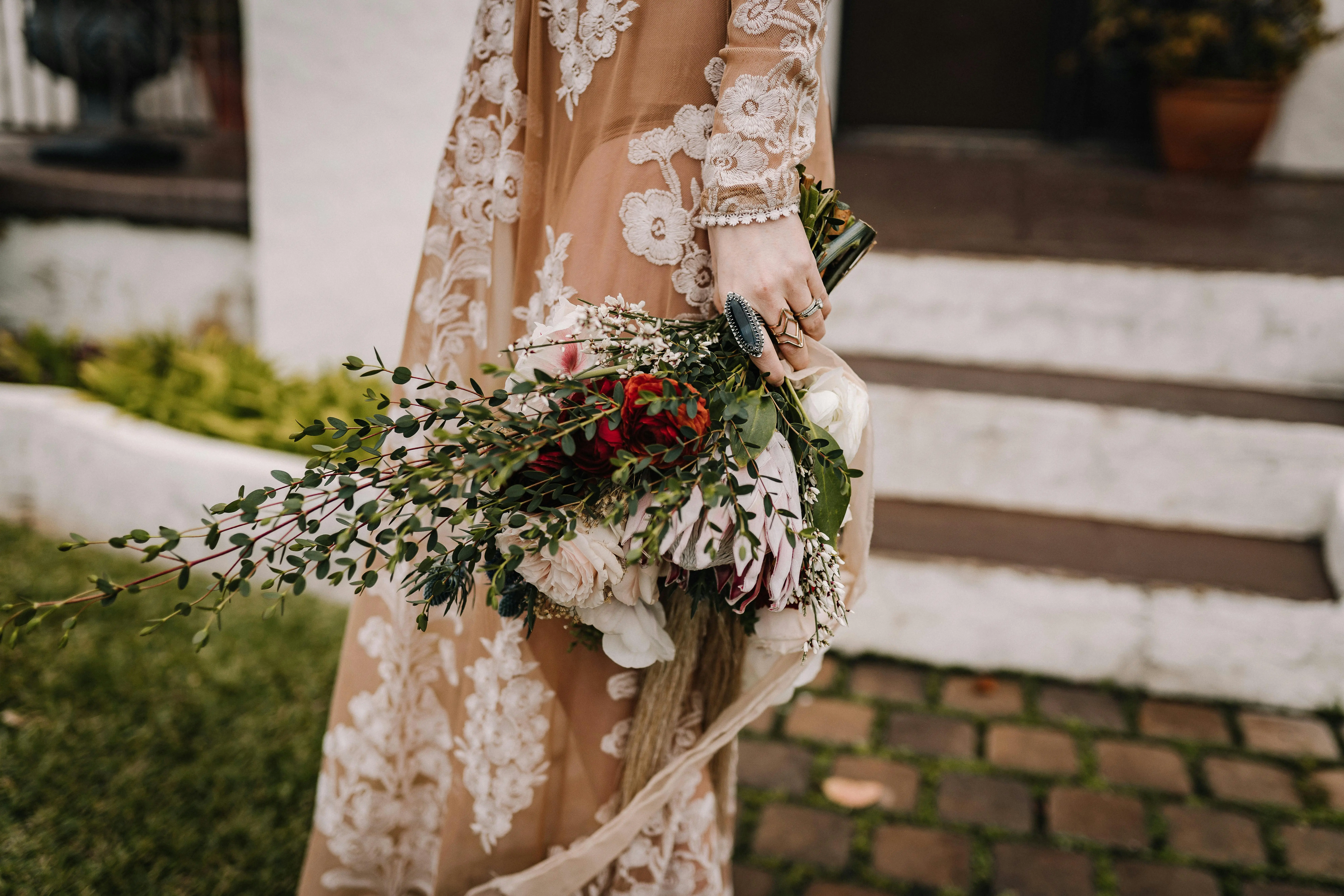 aplikacje koronkowe na sukience